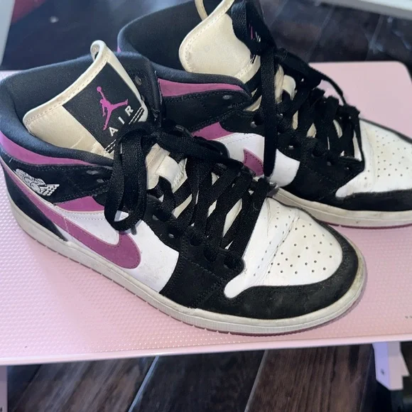 Wmns Nike Air Jordan 1 Mid Black/Cactus Flower-White Size 7.5 - Picture 2 of 8